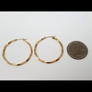 These hollow spiral hoop earrings are crafted from 10k yellow gold (stamped).